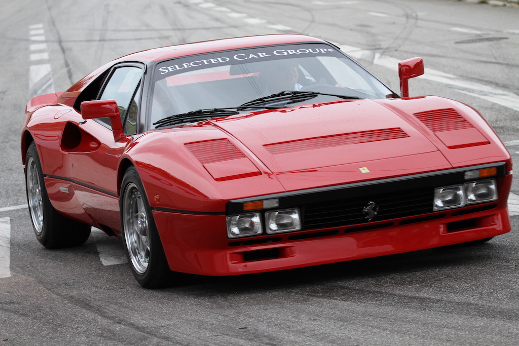 Hvis man ”lige” vandt i Eurojackpot. For hvis man skal spørge om prisen på en Ferrari 288 har man slet ikke råd. Designet har snart mange år på bagen – men er stadig BLÆNDENDE flot. Italien kan bare noget med design alle vi andre ikke kan.
(Foto: Motorsporten.dk)